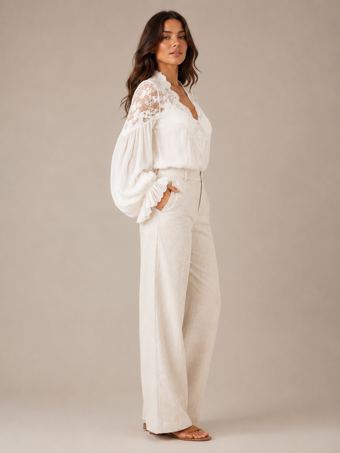 Sélénora - Kanten blouse met V-hals en pofmouwen