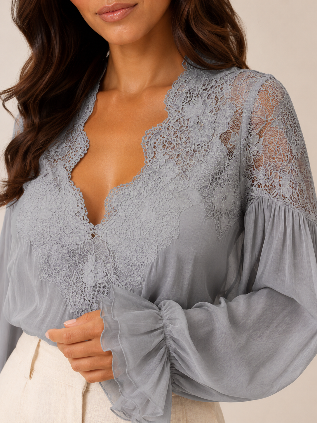 Sélénora - Kanten blouse met V-hals en pofmouwen