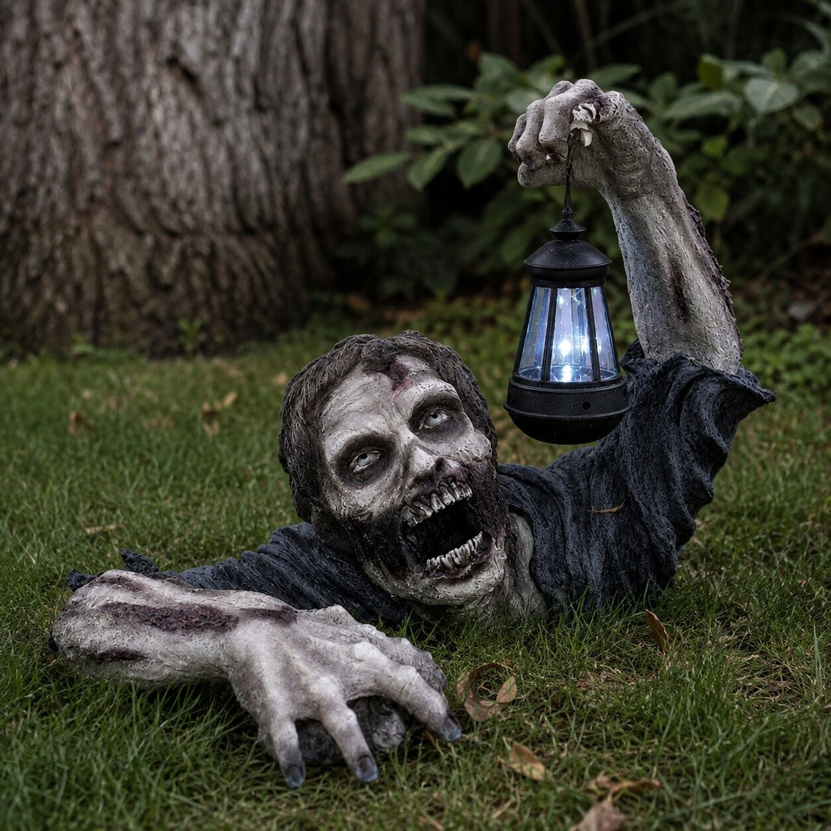 Kriechender Zombie mit LED Laterne